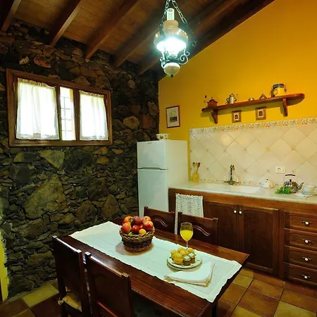 With 2 Bedrooms In Las Rosas With Wonderful Sea View Private Pool Enclosed Garden 10 Km From The Beach Villa Las Rosas (Arona, Tenerife)